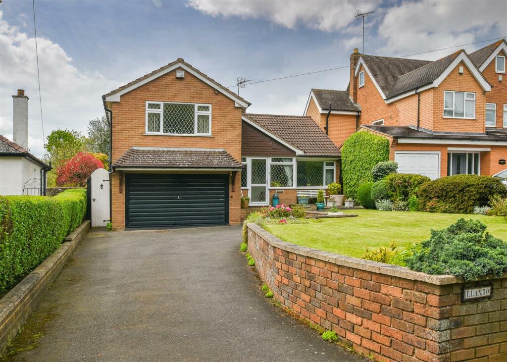 3 bedroom detached bungalow for sale in Stourbridge Road, Wombourne