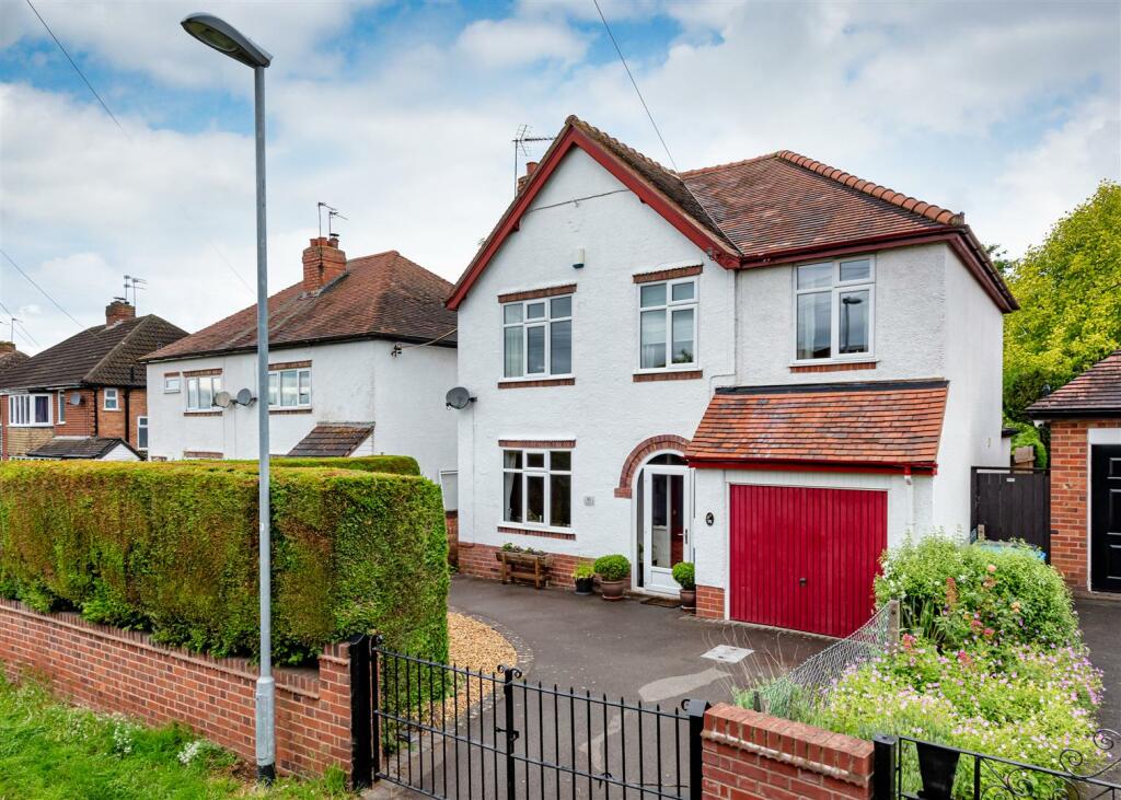 5 bedroom detached house for sale in Common Road, Wombourne