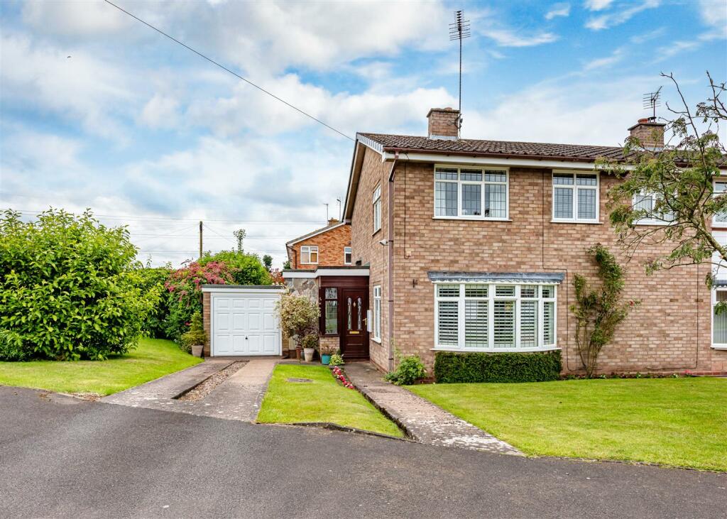 3 bedroom semidetached house for sale in Wombourne Road, Swindon