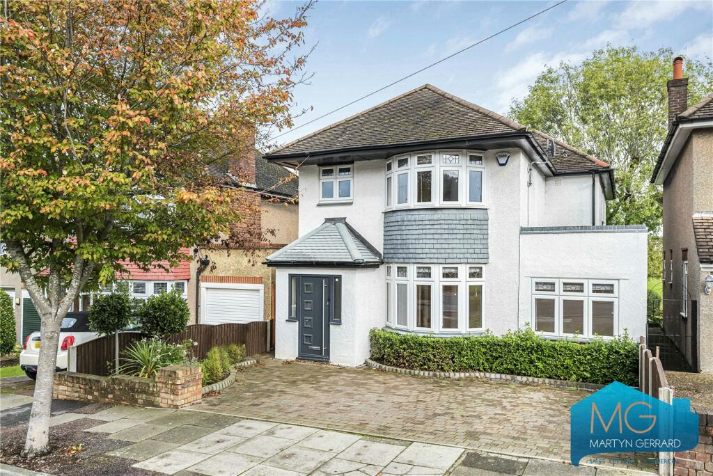 4 bedroom detached house for sale in Cavendish Road, EN5