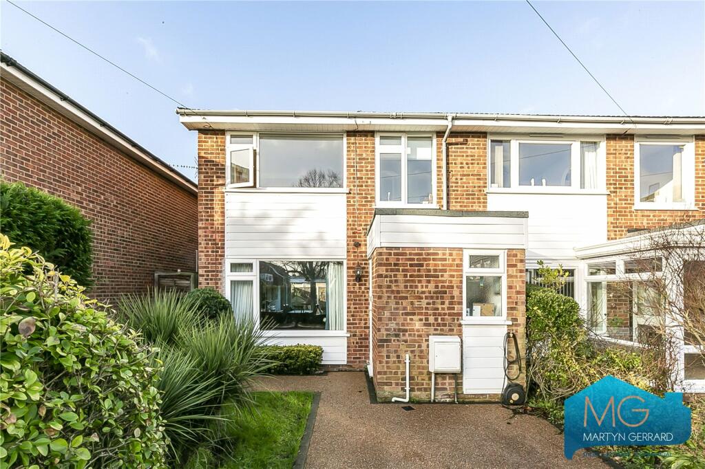 3 bedroom end of terrace house for sale in Bearwood Close, Potters Bar