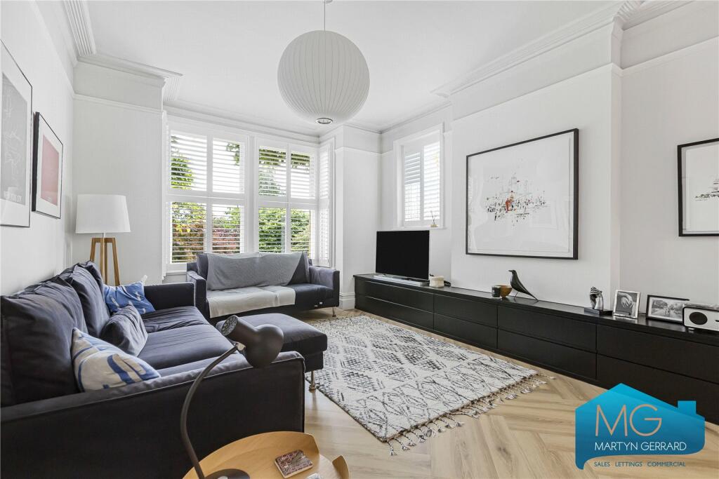 4 bedroom detached house for sale in Tudor Road, EN5