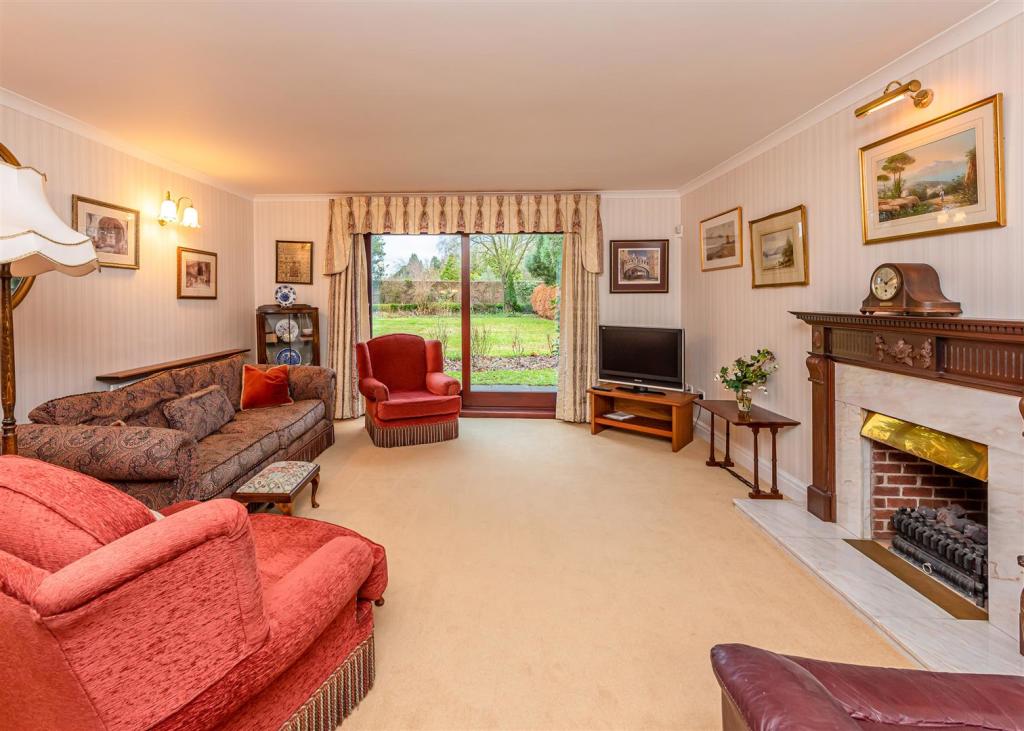 5 bedroom detached house for sale in Manor Court, Cross Road