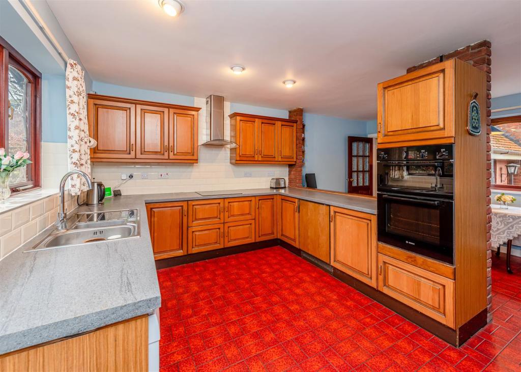 5 bedroom detached house for sale in Manor Court, Cross Road