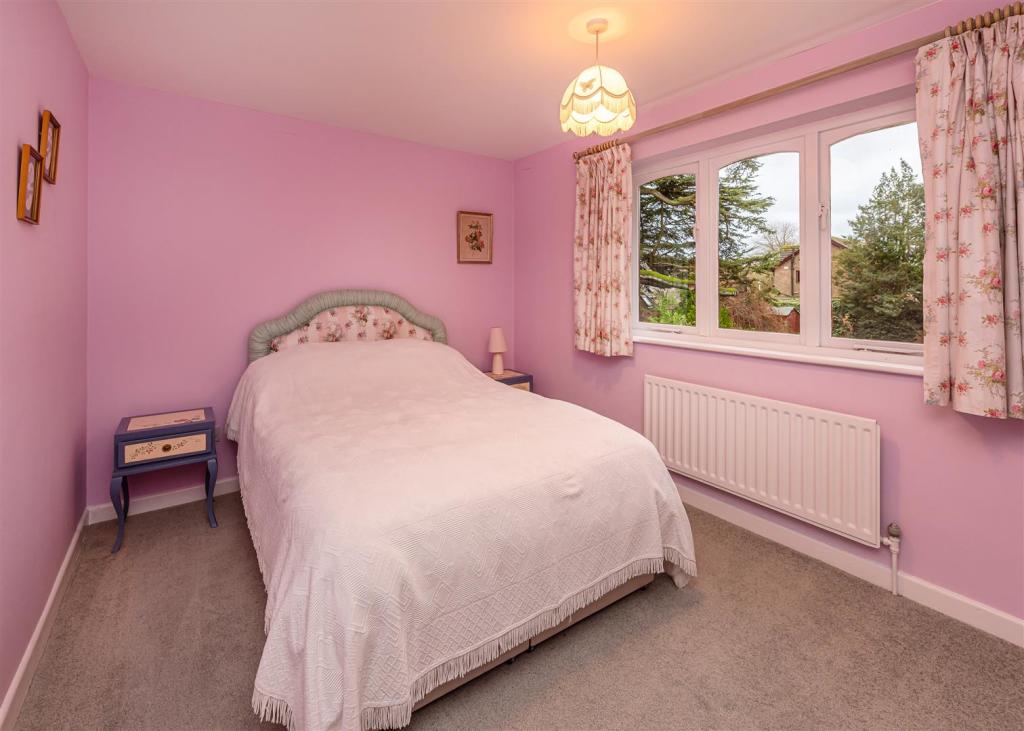 5 bedroom detached house for sale in Manor Court, Cross Road