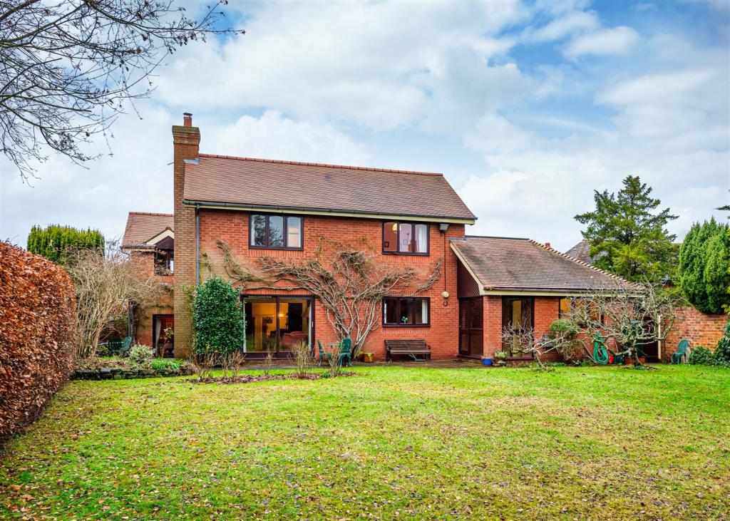 5 bedroom detached house for sale in Manor Court, Cross Road