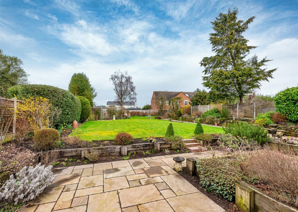 5 bedroom detached house for sale in Garden Cottage, 4 Shop Lane