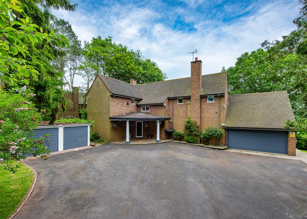 4 bedroom detached house for sale in Farthings Hill, Pattingham Road