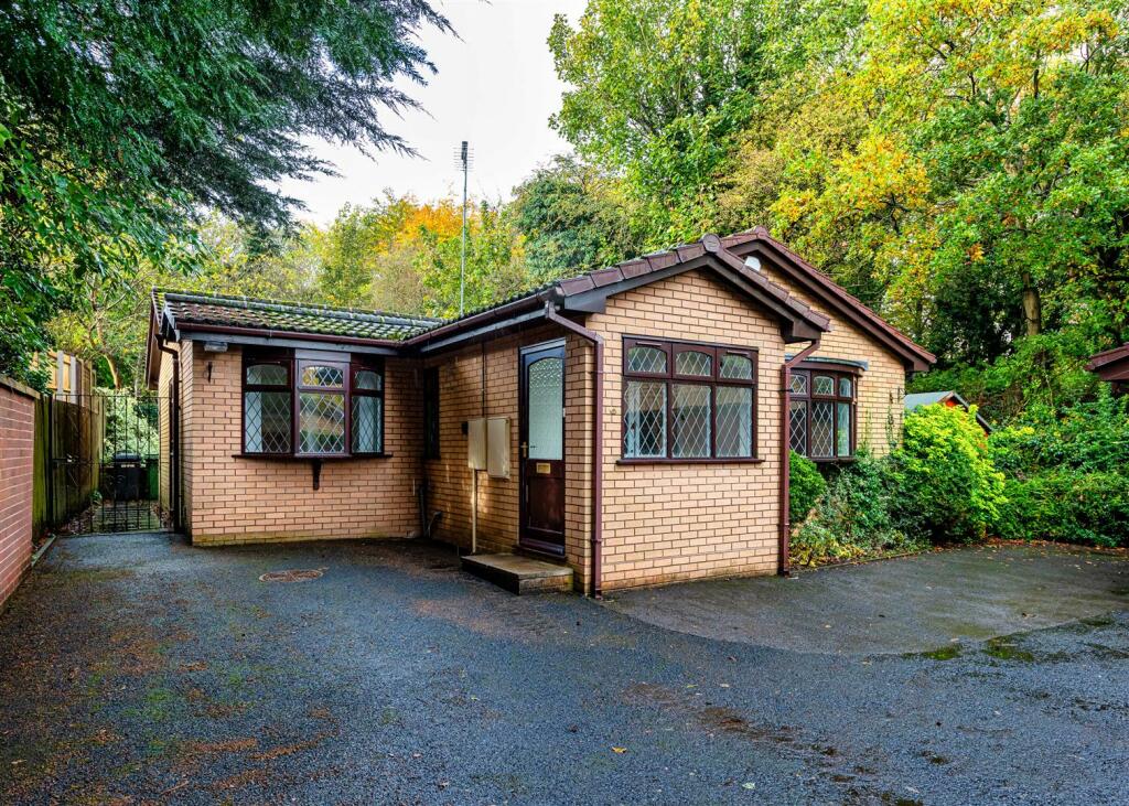 3 bedroom detached bungalow for sale in 6 Finchfield Hill, Compton