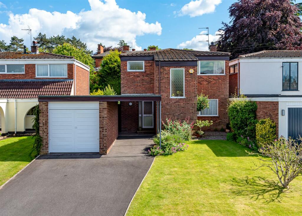 4 bedroom detached house for sale in 14 Finchdene Grove, Finchfield