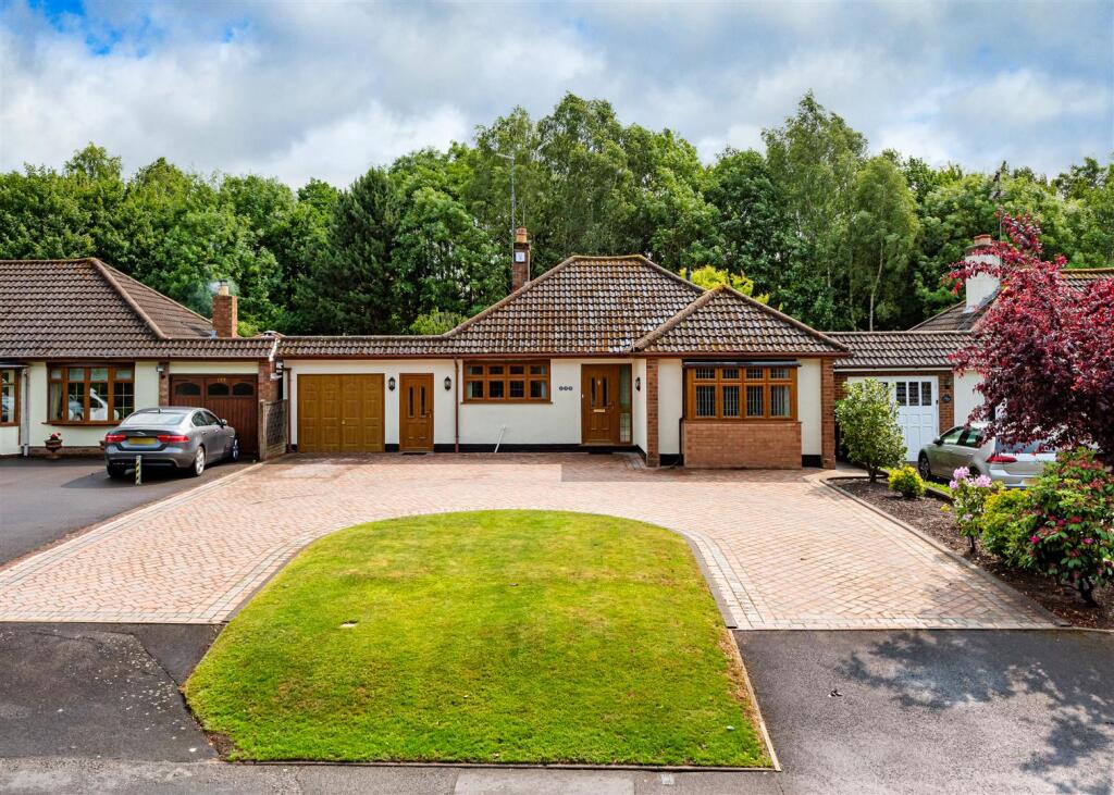 Main image of property: 135 Yew Tree Lane, Tettenhall, Wolverhampton, WV6 8UW