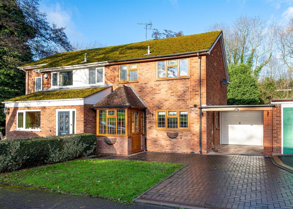 Main image of property: 32 Woodland Close, Albrighton, Wolverhampton, WV7 3PR
