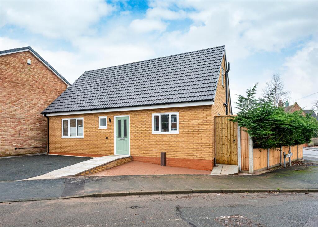 Main image of property: 16 Redford Drive, Albrighton, WV7 3DE