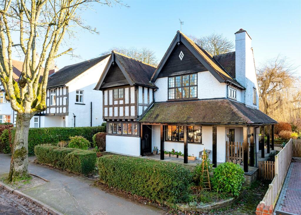 5 bedroom detached house for sale in Far Croft, 19 Newbridge Avenue