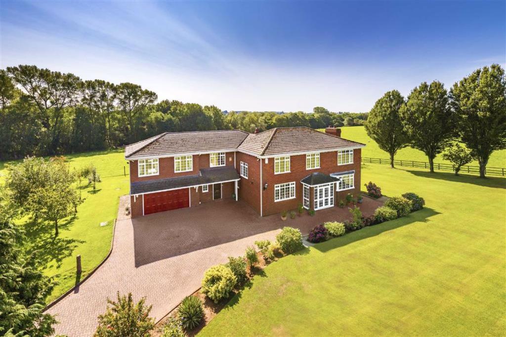 7 bedroom detached house for sale in Poole Meadow And Barns For