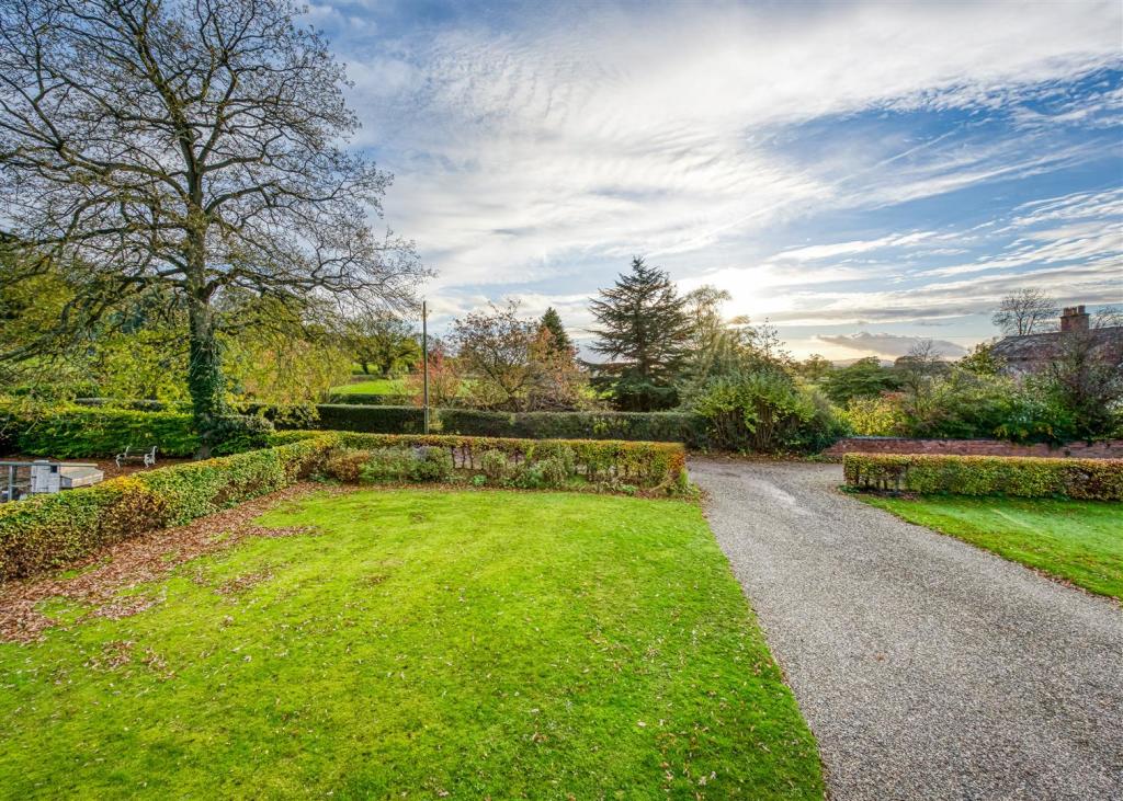 4 bedroom detached house for sale in Oaklands Farm, Lower Rudge