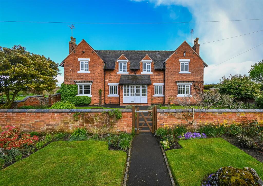 4 bedroom detached house for sale in Lower Snowdon Cottage, Snowdon