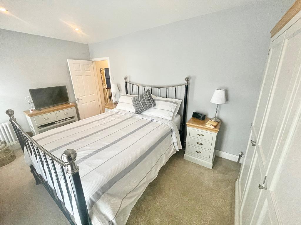 2 bedroom end of terrace house for sale in The Highway, New Inn