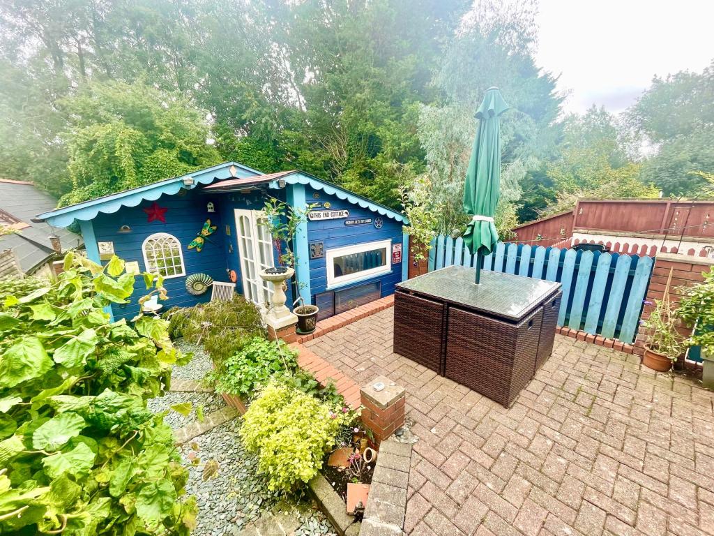 2 bedroom end of terrace house for sale in The Highway, New Inn