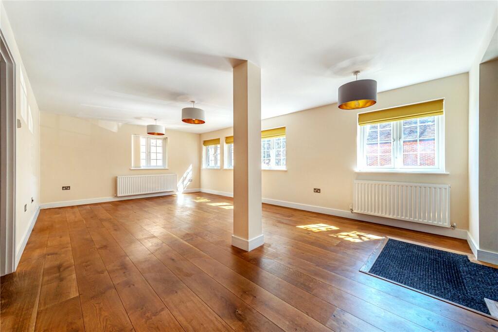 2 bedroom flat for sale in Church Street, Chesham, HP5