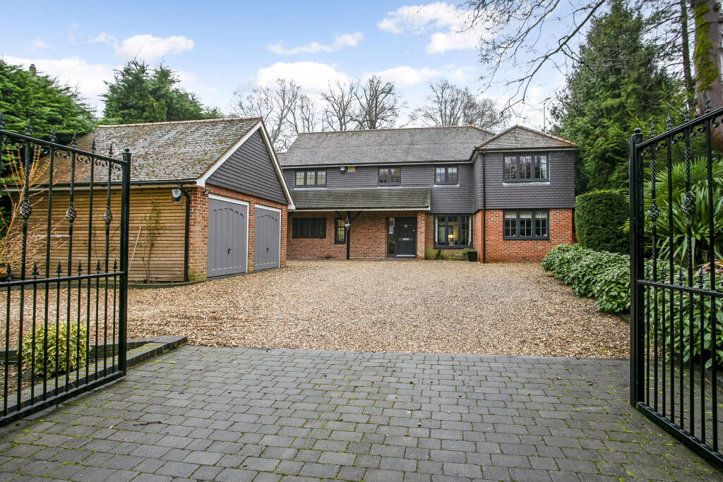 5 bedroom detached house for sale in Harewood Road, Chalfont St. Giles, HP8