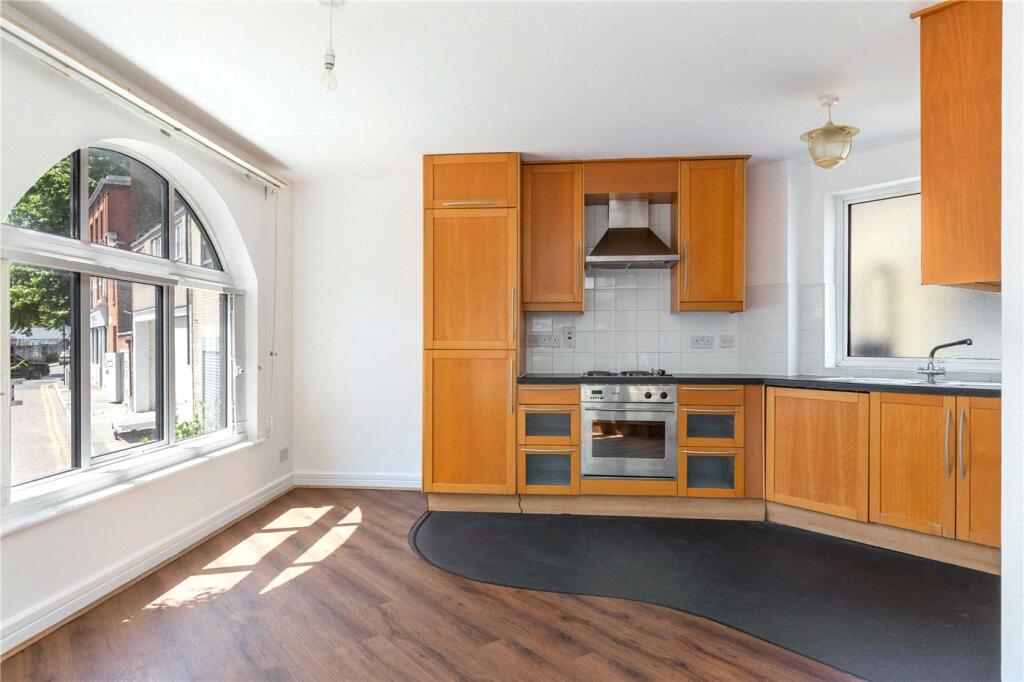 2 bedroom end of terrace house for rent in Shacklewell Street, London, E2