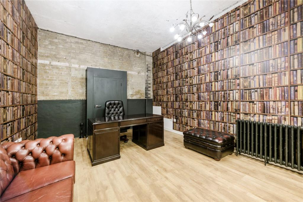 4 bedroom apartment for sale in Gowers Walk, London, E1