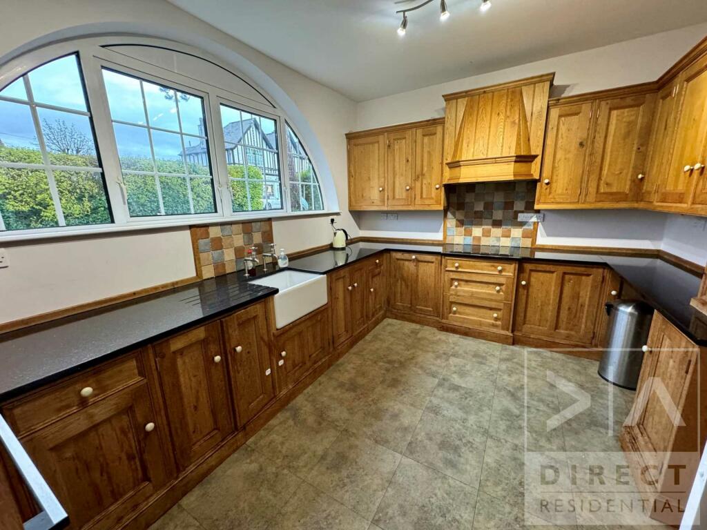 Detached to rent on Cross Road, Tadworth, KT20 5SP