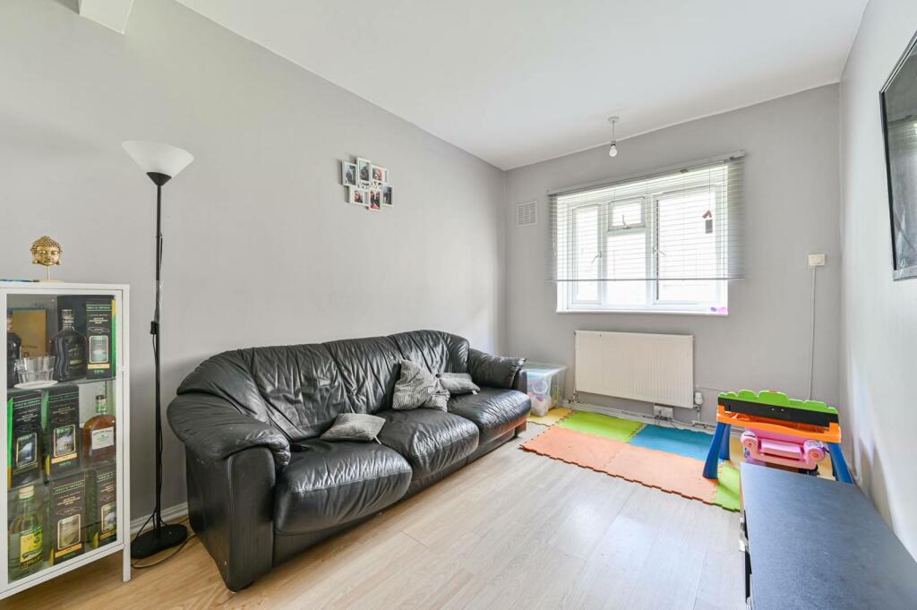 2 bedroom flat for sale in Elstead House, Brixton Hill, London, SW2