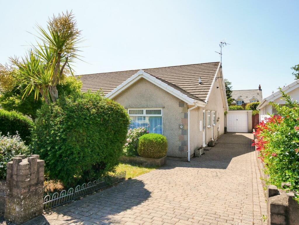 2 bedroom semidetached bungalow for sale in Carys Close, Penarth, CF64
