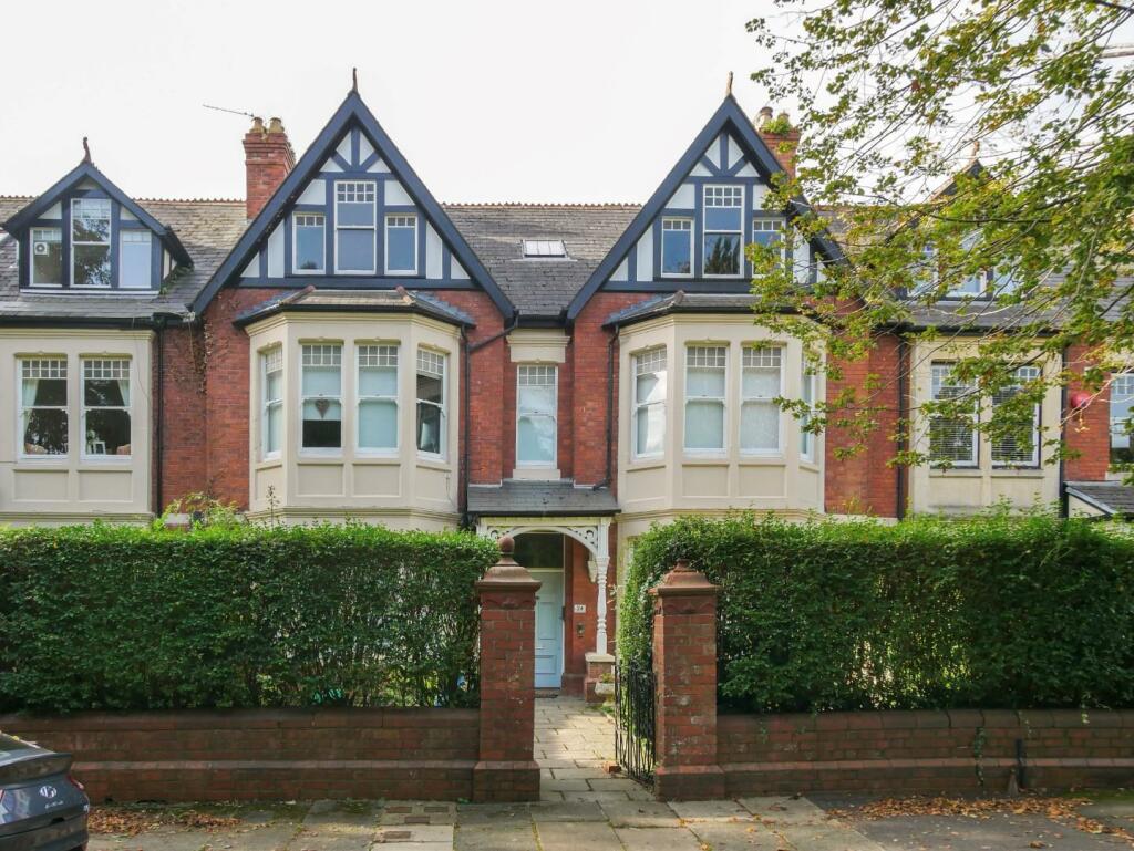 2 bedroom flat for sale in Victoria Square, Penarth, CF64