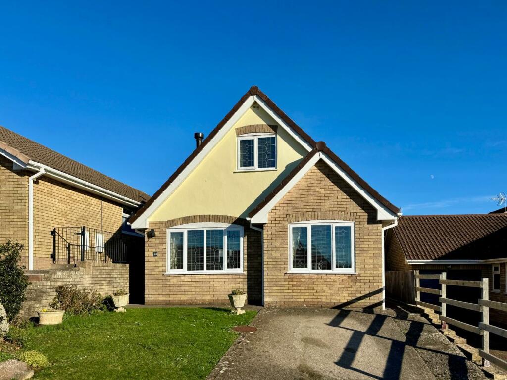 2 bedroom detached house for sale in Bassett Road, Sully, CF64