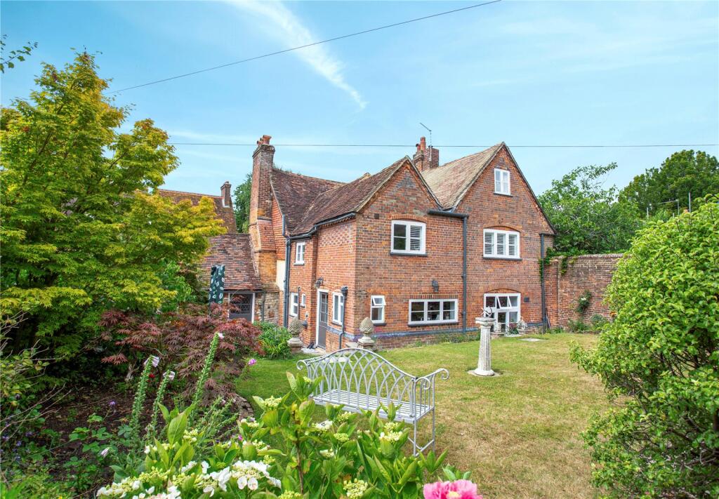 4 bedroom detached house for sale in Hylton Road, Petersfield, GU32