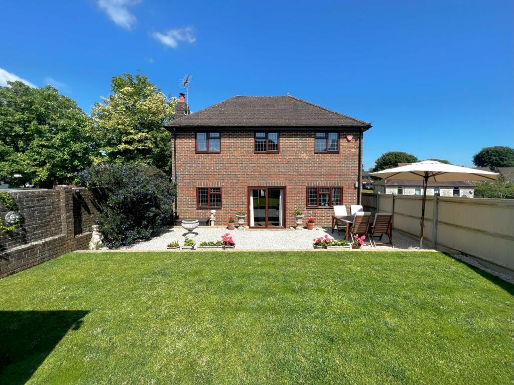 4 bedroom detached house for sale in Church Close, Clanfield
