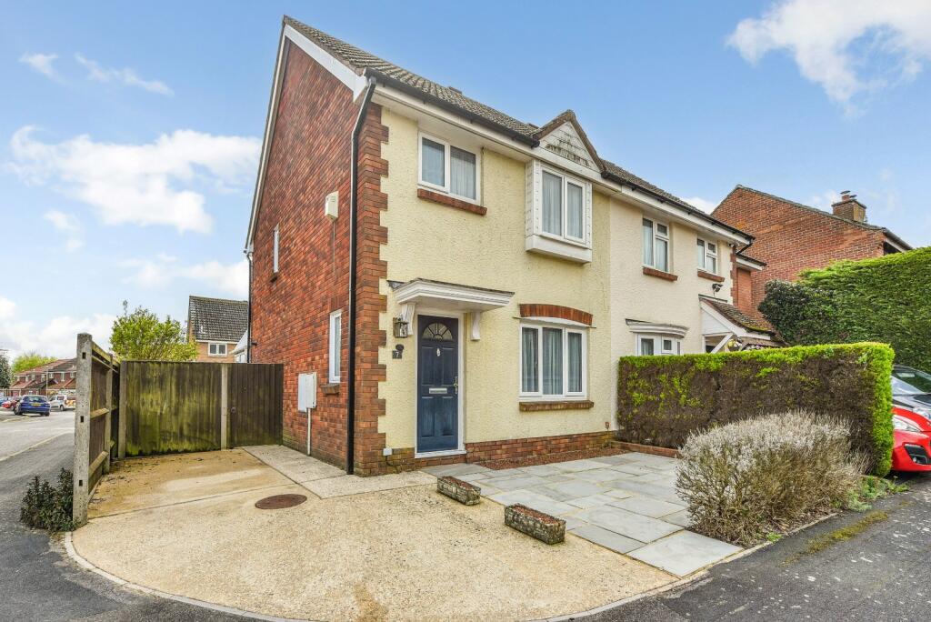 3 bedroom end of terrace house for sale in Wheatear Drive, Petersfield