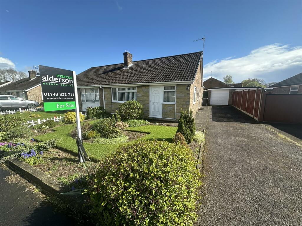 2 bedroom semidetached bungalow for sale in Honeypot Road, Brompton On