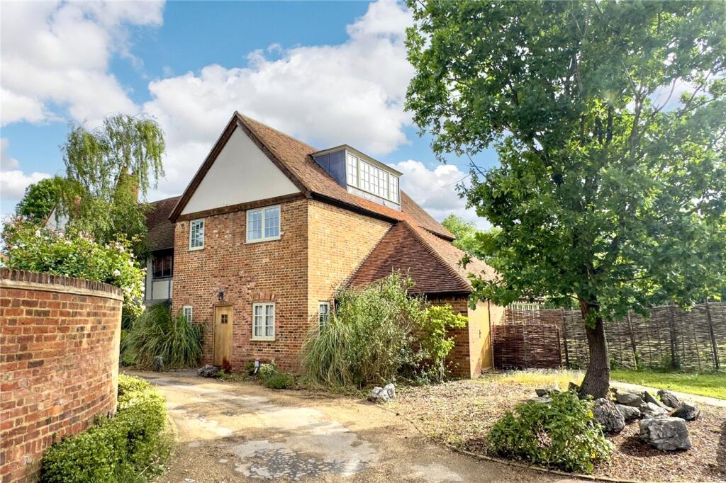 Main image of property: Denham Lane, Chalfont St. Peter, Gerrards Cross, Buckinghamshire, SL9