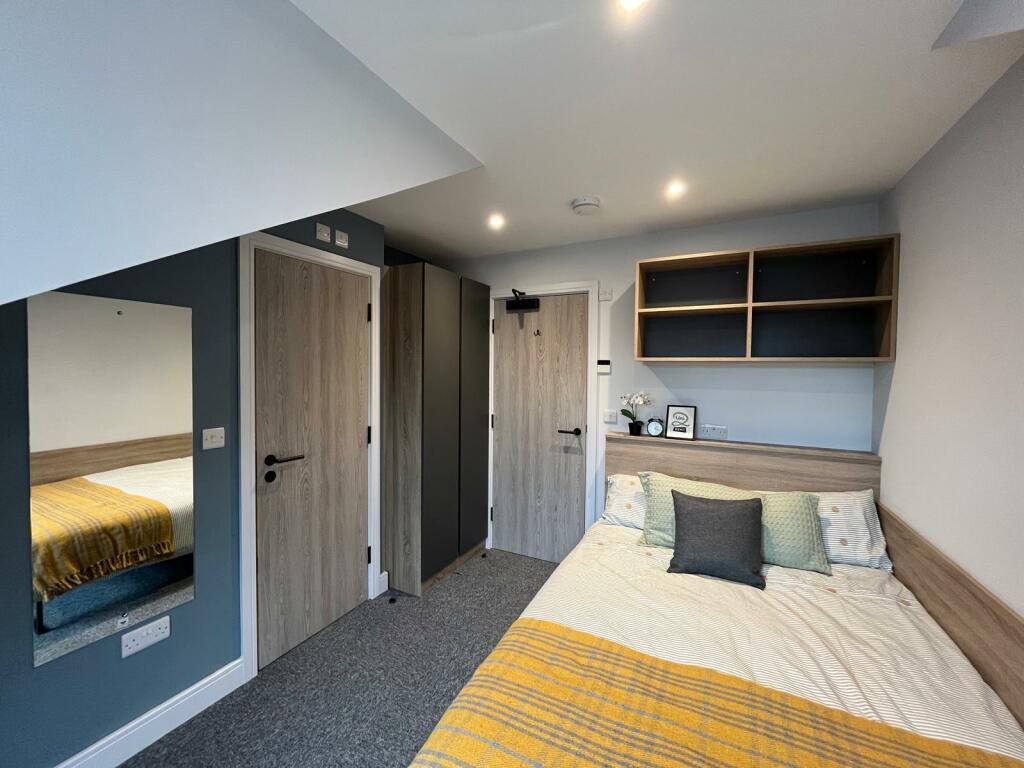 Main image of property: Flat 5, Commercial Point, Wollaton Road, Beeston, Nottingham. NG9 2NG