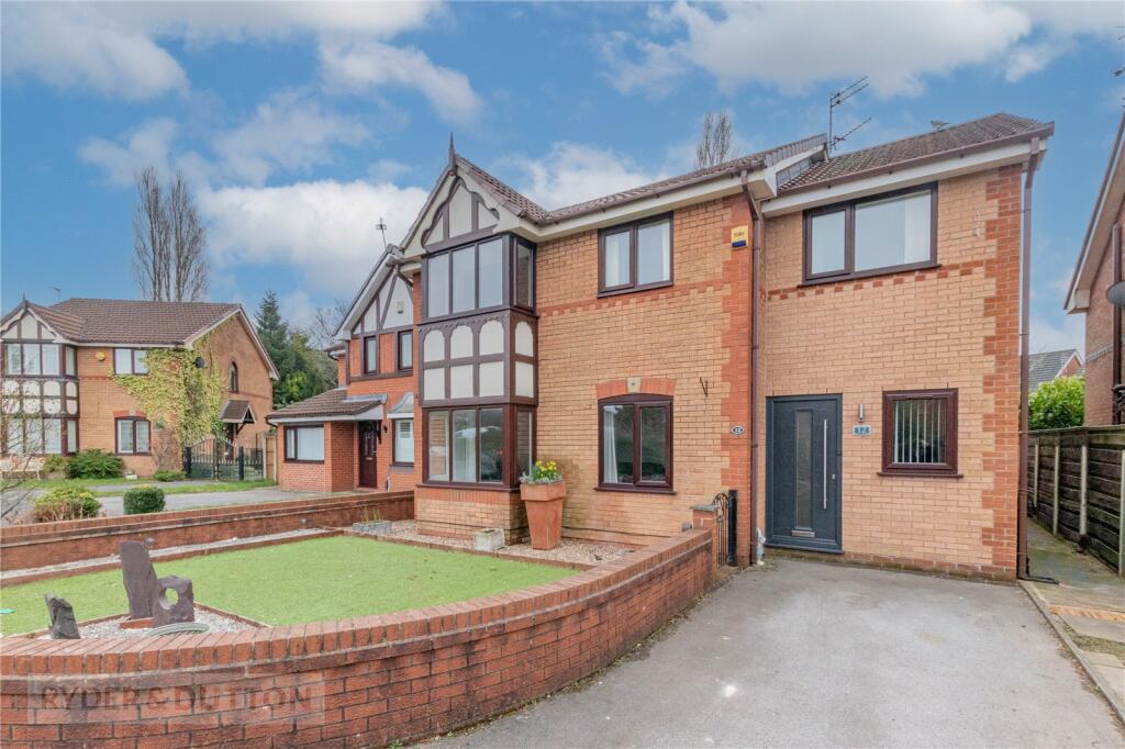 6 bedroom detached house for sale in Meadow, Silver Birch