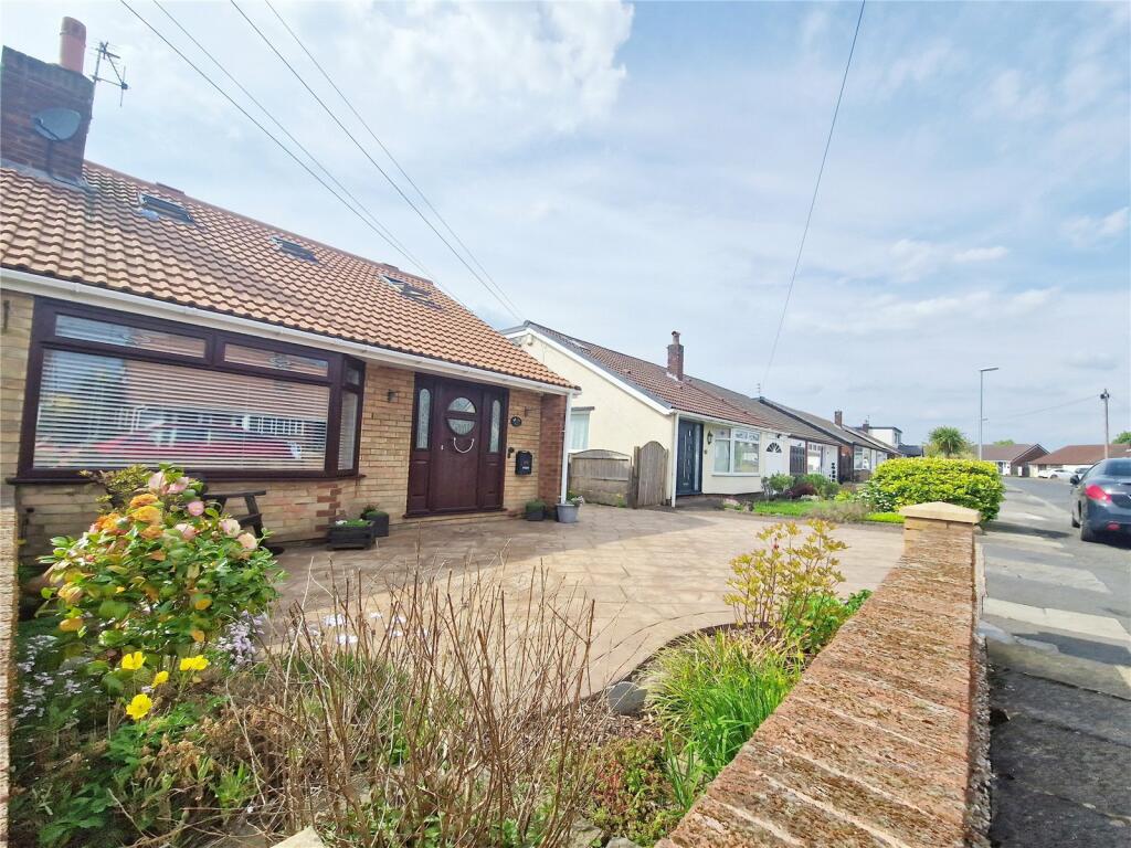 3 bedroom semidetached bungalow for sale in Warwick Road, Alkrington