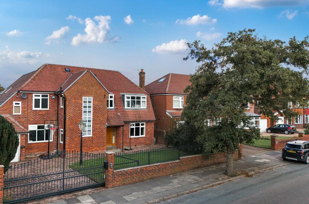 Main image of property: Mainway, Alkrington, Middleton, Manchester, M24