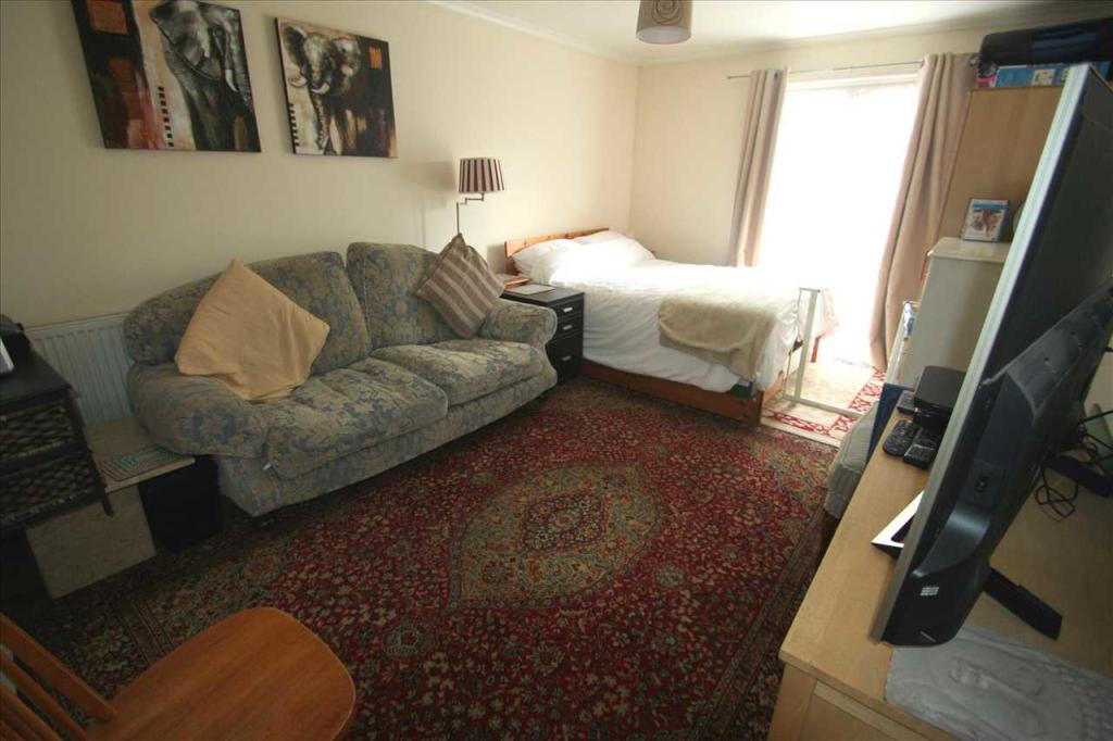 5 bedroom terraced house for sale in Abbey Road, Popley, Basingstoke