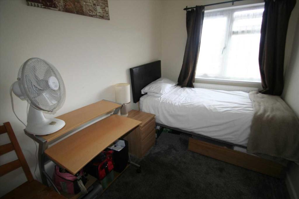 5 bedroom terraced house for sale in Abbey Road, Popley, Basingstoke