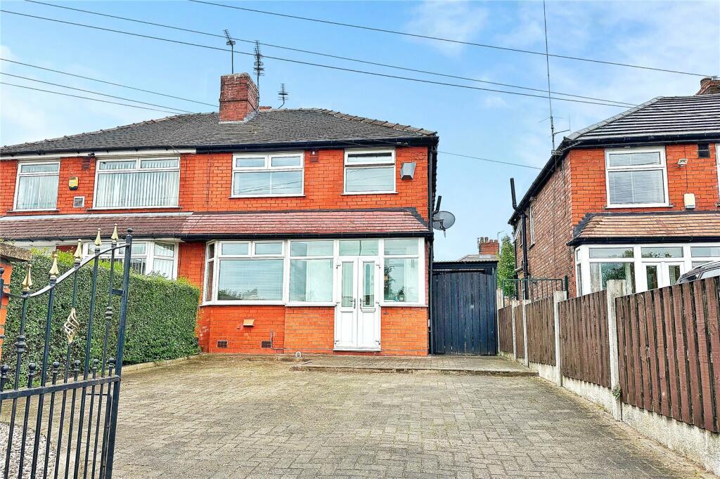 3 bedroom semidetached house for sale in Broadway, Chadderton, Oldham, OL9