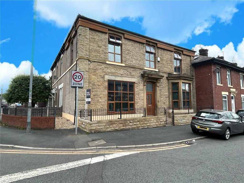 3 bedroom semidetached house for sale in Pilsworth Road, Heywood