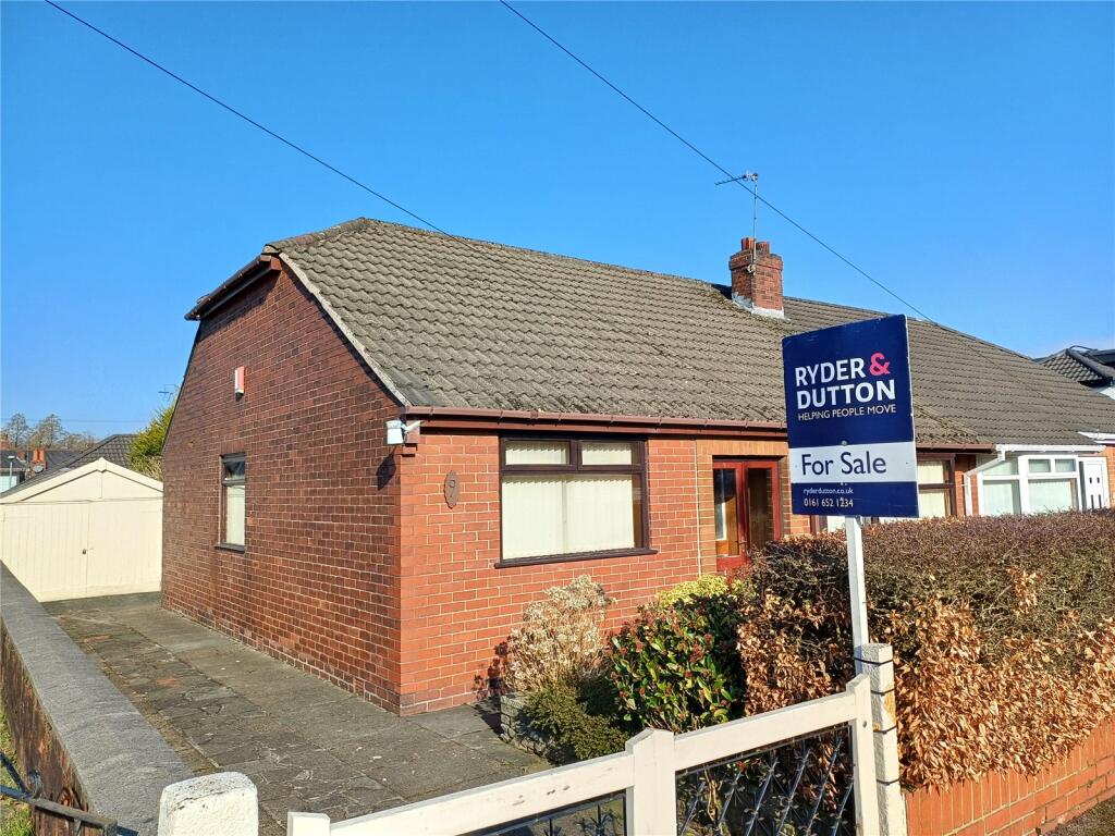 3 bedroom semidetached bungalow for sale in Leesway, Lees, Oldham, OL4