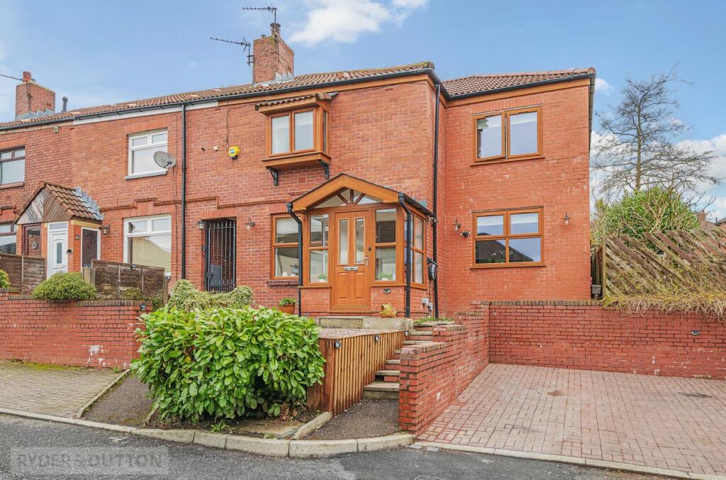 4 bedroom end of terrace house for sale in Privet Street