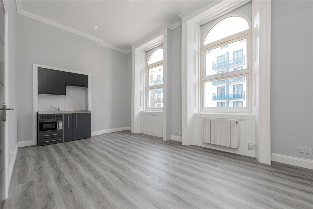 Studio flat for rent in Kilburn High Road, London, NW6