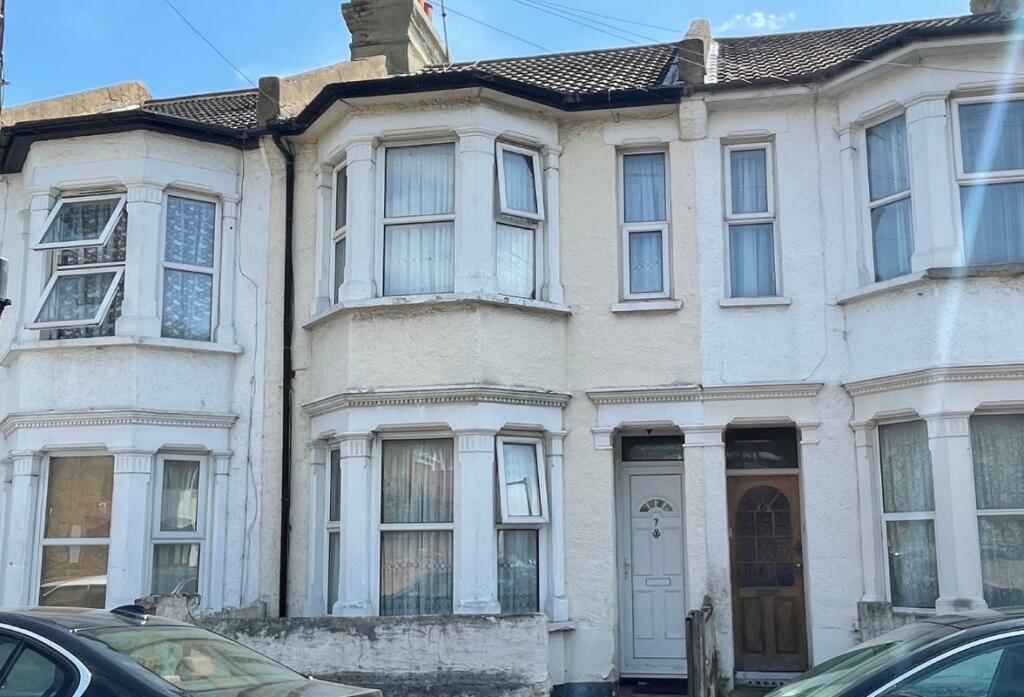 Main image of property: 7 Beresford Road, Southend-on-Sea, Essex, SS1 2TW