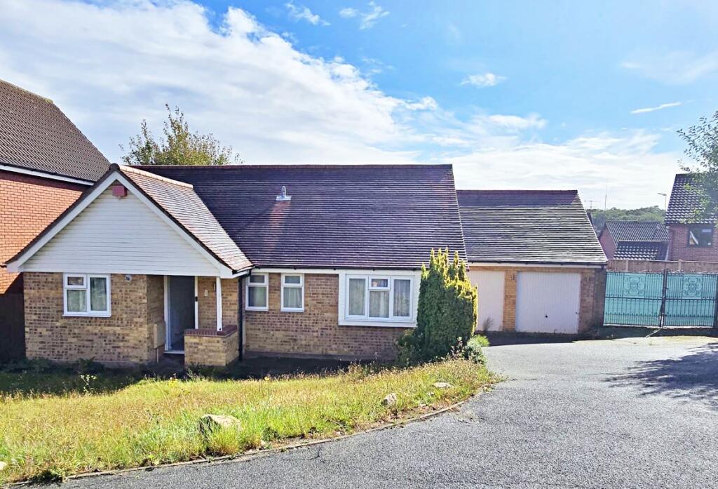 Main image of property: 8 Fulmar Close, Colchester, Essex, CO4 3FJ